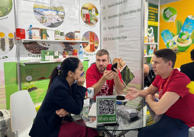 Giao dịch tại gian hàng Việt Nam tại WorldFood Moscow 2025. Ảnh: Vietrade