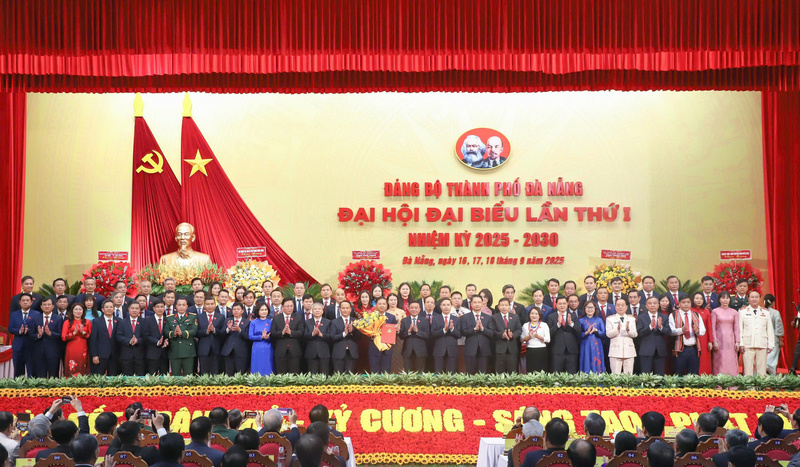 Ủy viên Bộ Chính trị, Thường trực Ban Bí thư Trần Cẩm Tú trao Quyết định, tặng hoa chúc mừng Ban Chấp hành, Ban Thường vụ Thành ủy Đà Nẵng nhiệm kỳ 2025 - 2030. Ảnh: Bình An