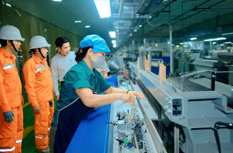 Nhân viên ngành điện vận động doanh nghiệp điều chỉnh phụ tải, giảm sản xuất giờ cao điểm, chuyển sản xuất giwof thấp điểm... để tiết kiệm điện.