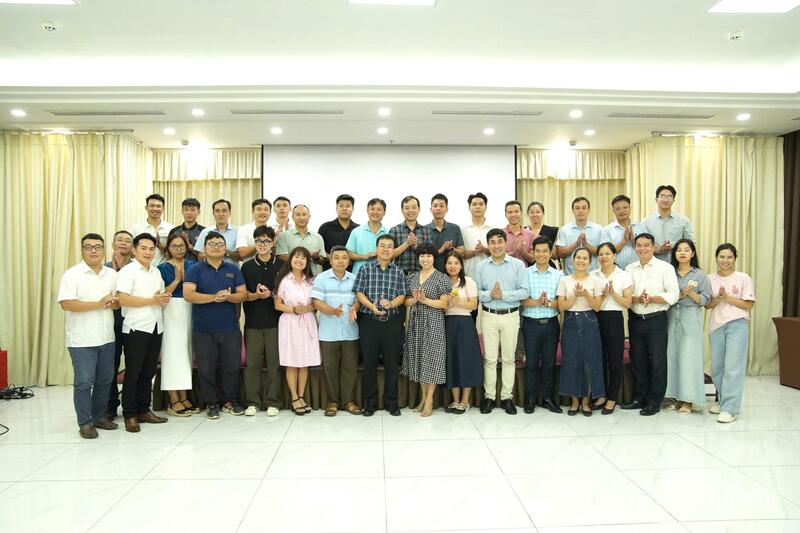 Ban tổ chức và các học viên chụp ảnh lưu niệm
