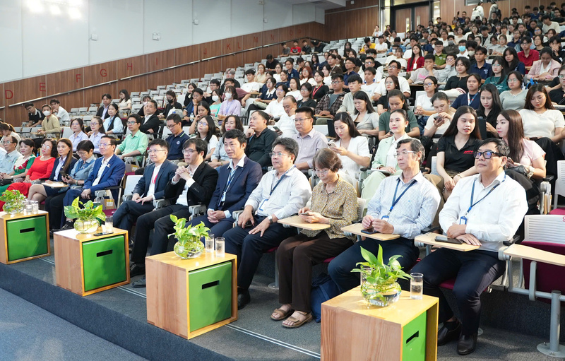 Đại biểu tham dự chương trình. Ảnh: Minh Khuê.