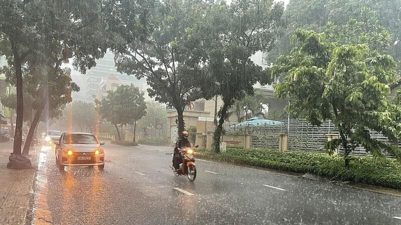 Hà Nội ngày nắng gián đoạn, có lúc có mưa. Ảnh minh hoạ