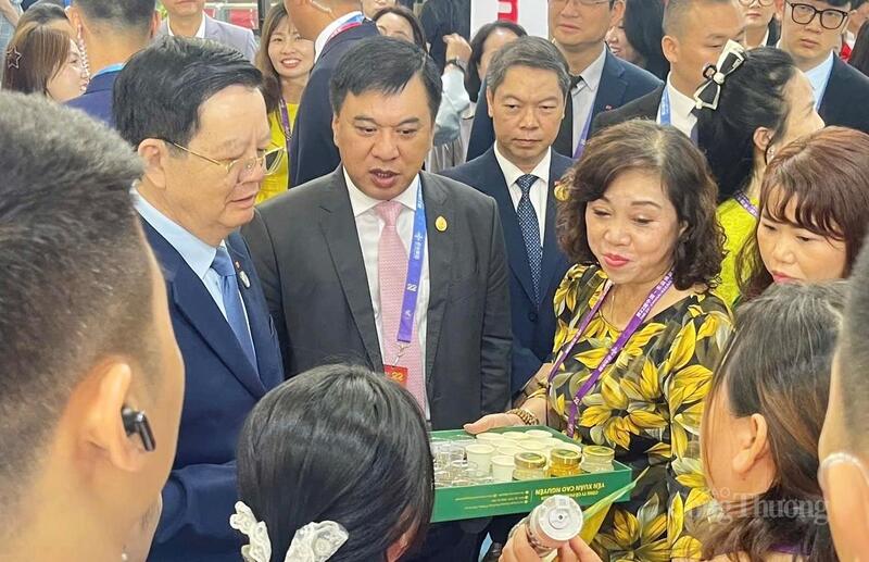 Phó Thủ tướng Chính phủ Mai Văn Chính tham quan gian hàng của tỉnh Gia Lai. Ảnh: Mai Thu