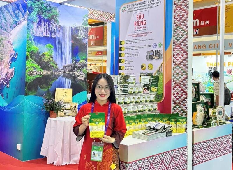 Công ty Cổ phần Chế biến Xuất nhập khẩu Green Tropical (xã Chư Sê) mang đến sản phẩm sầu riêng sấy thăng hoa, bột chuối xanh sấy. Ảnh: Mai Thu
