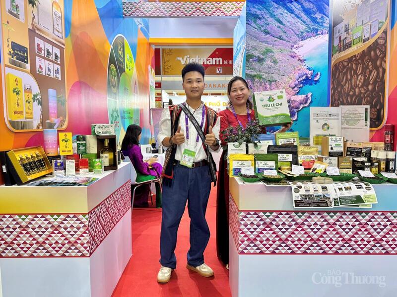 Tỉnh Gia Lai góp mặt với 8 doanh nghiệp cùng nhiều sản phẩm nông sản đặc trưng, khẳng định tiềm năng và lợi thế của vùng đất "rừng - biển" hội tụ. Ảnh: Mai Thu