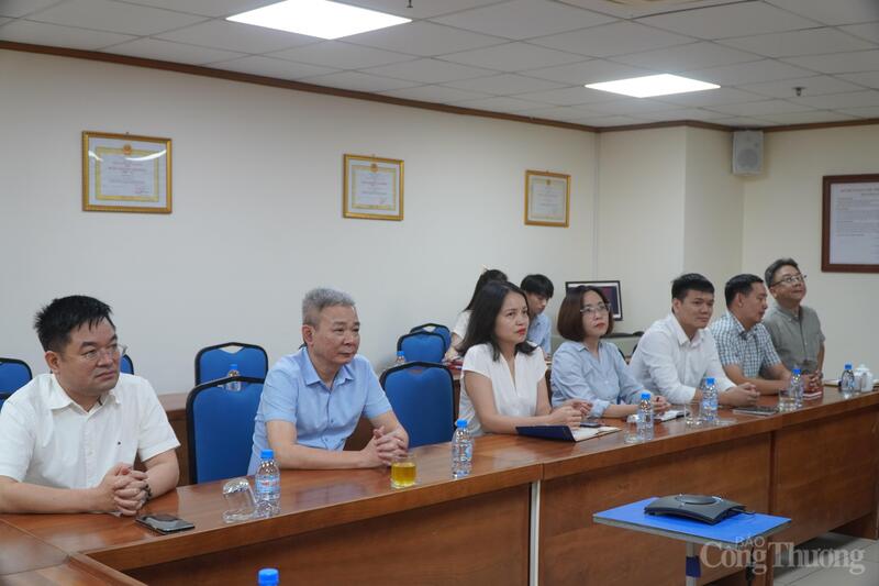 Tổng Biên tập Nguyễn Văn Minh, Phó Tổng Biên tập Nguyễn Tiến Cường cùng tập thể lãnh đạo, phóng viên, biên tập viên Báo Công Thương nồng nhiệt đón tiếp đoàn.