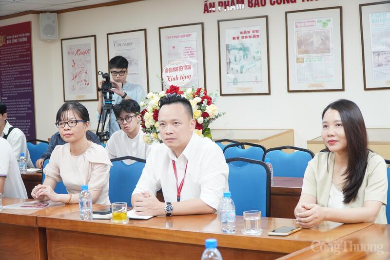 Các giảng viên và sinh viên Học viện Báo chí và Tuyên truyền lắng nghe Tổng Biên tập Nguyễn Văn Minh chia sẻ tại buổi làm việc.