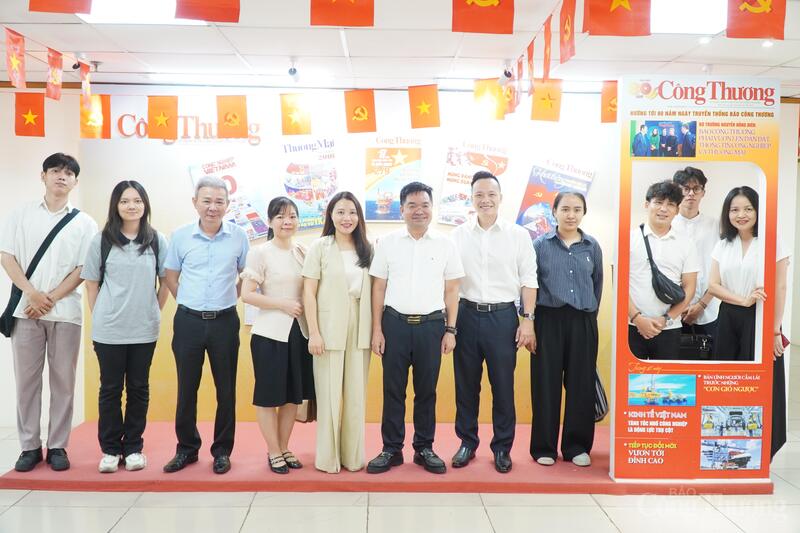 Lãnh đạo Báo Công Thương và đoàn giảng viên, sinh viên Học viện Báo chí chụp hình lưu niệm.