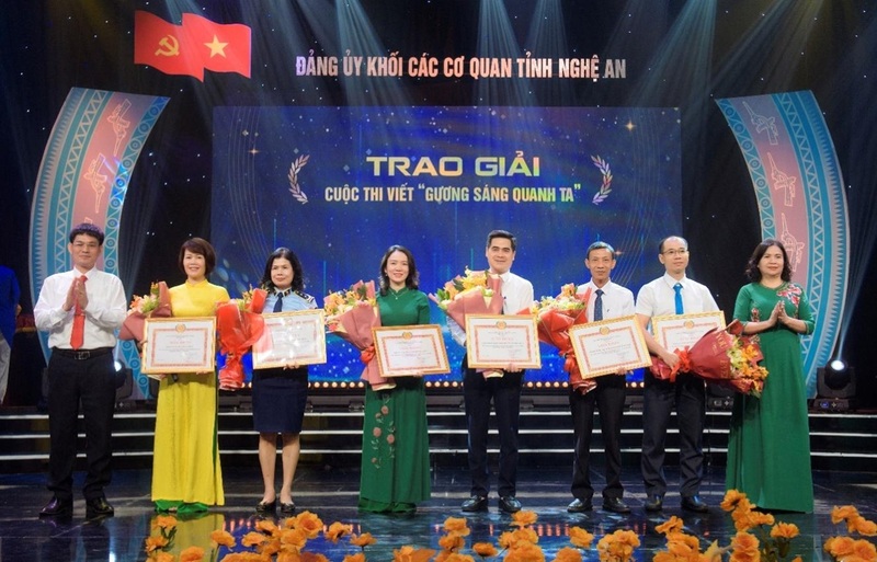 Đảng bộ Cục QLTT tỉnh Nghệ An (nay là Đảng bộ bộ phận Chi cục Quản lý thị trường) được tuyên dương tại lễ trao giải cuộc thi “Gương sáng quanh ta”