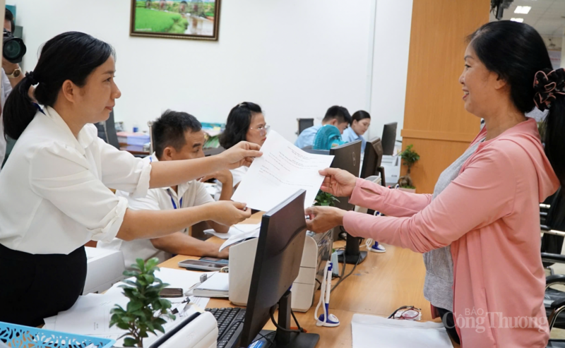 Người dân làm thủ tục tại Trung tâm phục vụ hành chính công phường Buôn Ma Thuột. Ảnh: Hoàng Nguyên