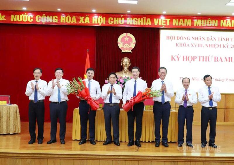 Lãnh đạo tỉnh Thanh Hóa tặng hoa chúc mừng tân Chủ tịch UBND tỉnh Thanh Hóa Nguyễn Hoài Anh