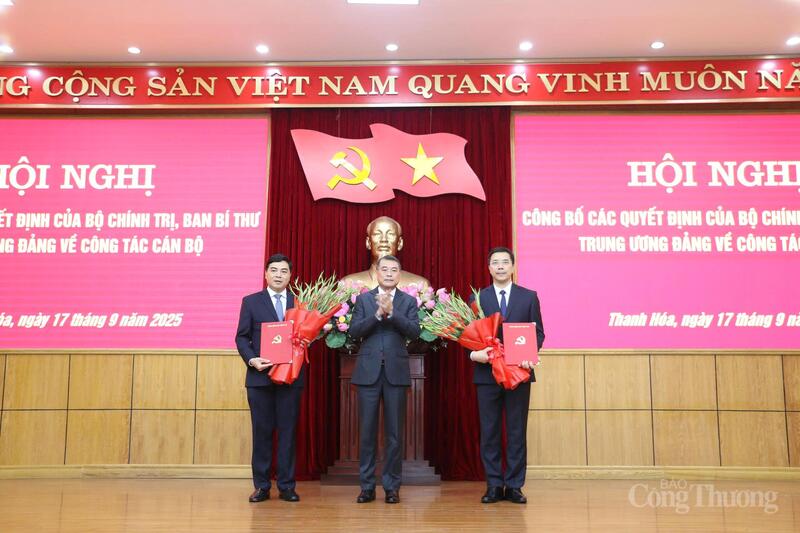 Đồng chí Lê Minh Hưng, Ủy viên Bộ Chính trị, Trưởng ban Tổ chức Trung ương tặng hoa chúc mừng 2 tân Phó Bí thư Tỉnh ủy Thanh Hóa Nguyễn Hoài Anh và Nguyễn Hồng Phong.