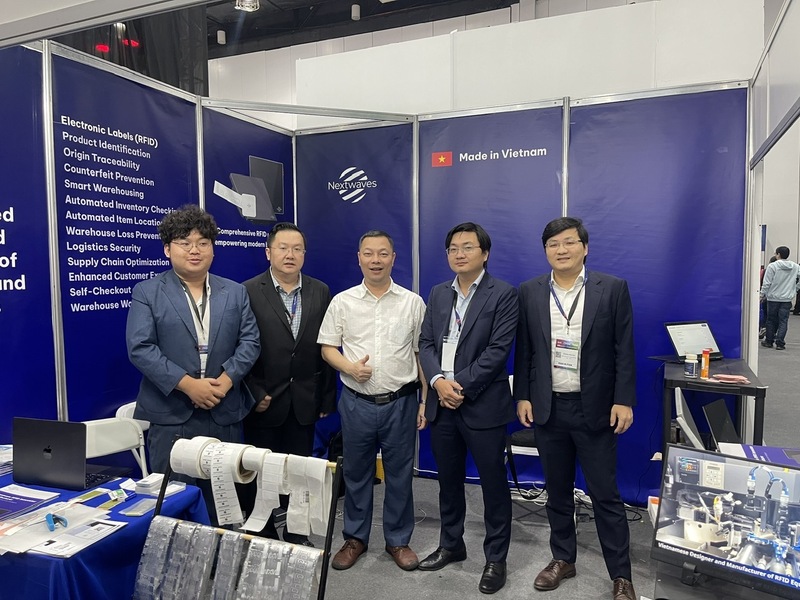 Các sản phẩm của Nextwaves Industries trưng bày giới thiệu tại Triển lãm vận tải và logistics Philippines. Ảnh: Thành Văn