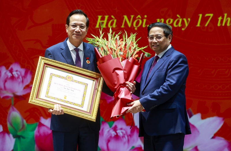 Thủ tướng chúc mừng đồng chí Đào Ngọc Dung. Ảnh: VGP/Nhật Bắc