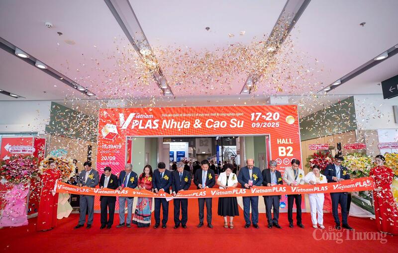 Các đại biểu cắt băng khai mạc triển lãm. Ảnh: Nguyễn Ngọc