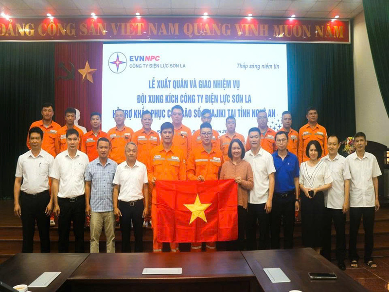 Đội xung kích PC Sơn La hỗ trợ một số địa phương của tỉnh Nghệ An khắc phục hậu quả bão số 5. (Ảnh: Ngọc Diệp)
