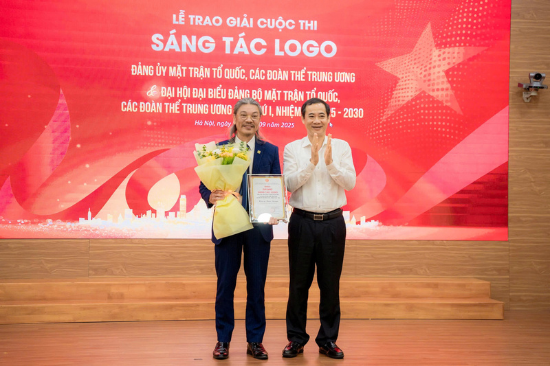 Ông Nguyễn Thái Học, Phó Bí thư Đảng uỷ Mặt trận Tổ quốc, các đoàn thể Trung ương trao giải Nhất cuộc thi