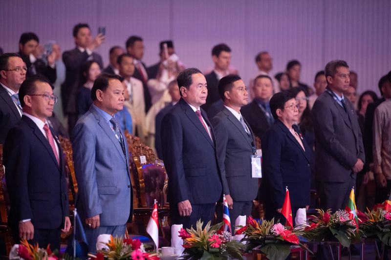 Chủ tịch Quốc hội Trần Thanh Mẫn và các đại biểu dự khai mạc Đại hội đồng AIPA - 46 thực hiện nghi thức chào cờ. Ảnh: Phạm Thắng.