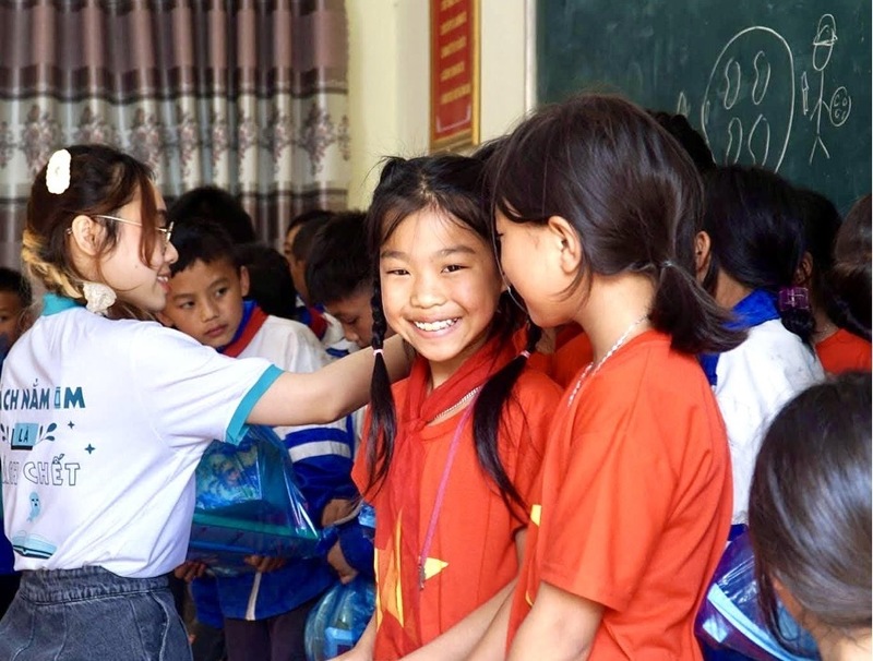 Hình ảnh trong hoạt động thiện nguyện của D Free Book