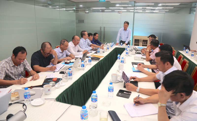 Phó Tổng giám đốc Nguyễn Tiến Mạnh chủ trì họp trực tuyến về công tác đầu tư.