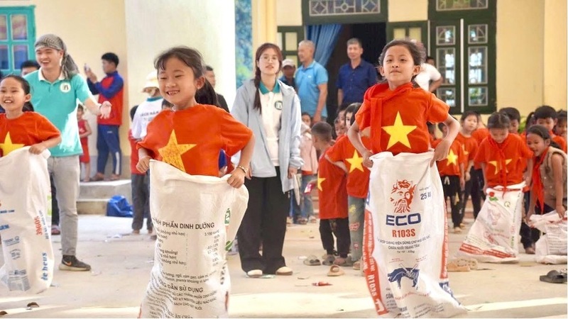 Hình ảnh trong hoạt động thiện nguyện của D Free Book