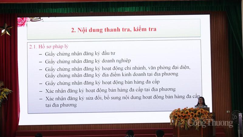 Báo cáo viên Đỗ Thị Huyền tuyên truyền về chế tài xử lý đối với hoạt động bán hàng đa cấp.