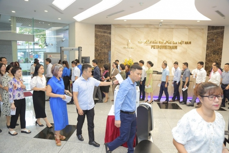 Người lao động Petrovietnam đóng góp hỗ trợ đồng bào khắc phục cơn bão số 3 (Yagi) năm 2024 (Ảnh: Petrovietnam)