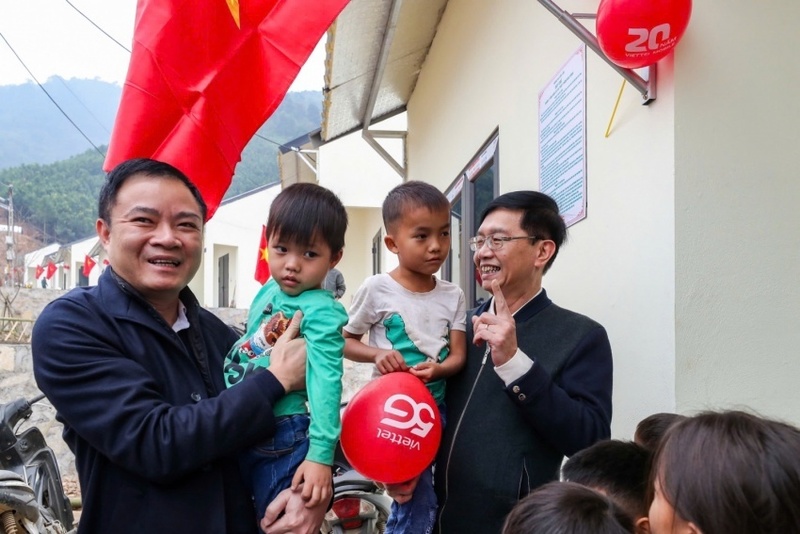 Đồng chí Lê Ngọc Sơn, Tổng Giám đốc Petrovietnam cùng đồng chí Trần Quang Dũng, Phó Bí thư thường trực Đảng uỷ Petrovietnam thăm hỏi đồng bào và các cháu thiếu nhi tại khu tái thiết thôn Kho Vàng (Ảnh Petrovietnam)