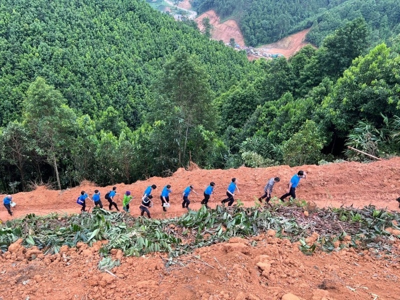 Đoàn công tác Petrovietnam vượt dốc lên khu tái định cư thôn Kho Vàng ngày 21/9/2024 (Ảnh: Petrovietnam)