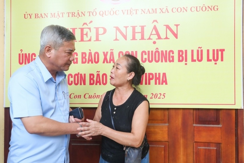 Người dân xã Con Cuông xúc động khi gặp đoàn công tác của Petrovietnam (Ảnh Petrovietnam)