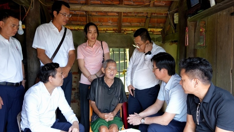 Đồng chí Nguyễn Mạnh Kha, Ủy viên BCH Tổng Liên đoàn Lao động Việt Nam, Ủy viên BCH Đảng bộ Tập đoàn, Phó Chủ tịch Thường trực Công đoàn Petrovietnam cùng các đơn vị, đã đến từng hộ gia đình trao những phần quà thiết thực nhằm giúp đỡ bà con ổn định cuộc sống sau cơn bão số 5 (Ảnh Petrovietnam)