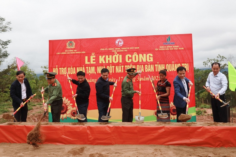 Tổng Giám đốc Petrovietnam Lê Ngọc Sơn (thứ 2 từ phải sang) cùng các đại biểu thực hiện nghi thức khởi công những căn nhà mới trong Chương trình xoá nhà tạm, nhà dột nát trên địa bàn tỉnh Quảng Trị vào tháng 3 năm 2025 (Ảnh Petrovietnam)