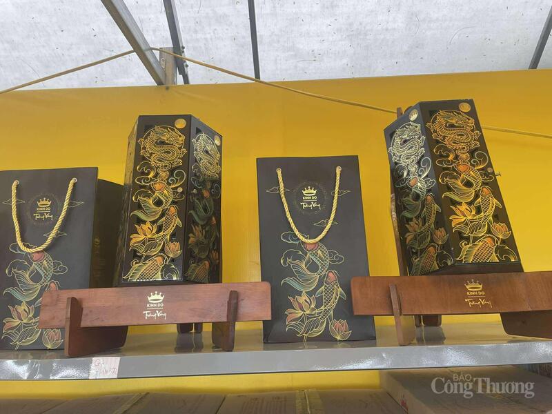 Sản phẩm trăng vàng long ngư nguyệt của Kinh Đô.