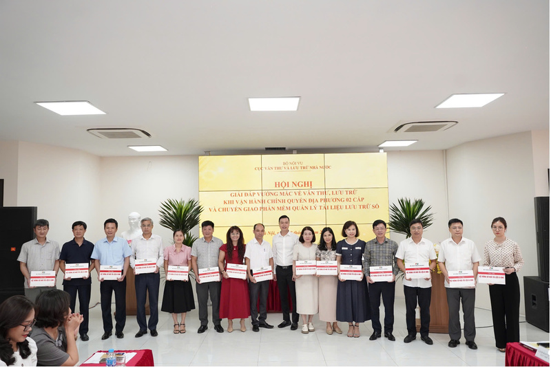 Trao tặng giải pháp công nghệ giúp quản lý hoạt động lưu trữ cho các tỉnh, thành