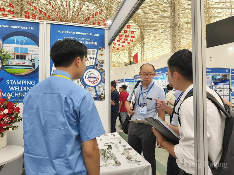 Khách tham quan kết nối với các doanh nghiệp tham dự triển lãm tại gian hàng. Ảnh: Nguyễn Hoà