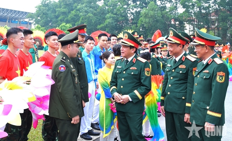 Thượng tướng Trương Thiên Tô thăm hỏi, động viên học viên Trường Sĩ quan Chính trị. Ảnh: QĐND