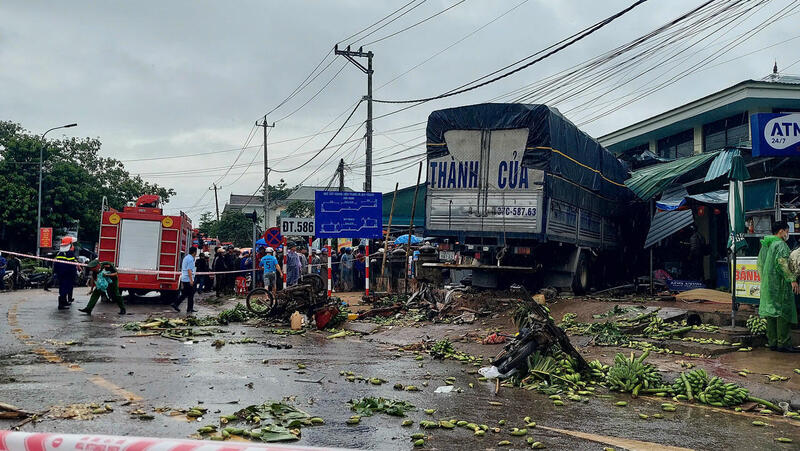 Xe tải mất lái đâm vào chợ Tân Long, xã Lao Bảo. Ảnh: ĐN