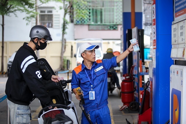 Giá xăng, dầu tăng trong kỳ điều hành ngày 18/9. Ảnh: Trung Thắng