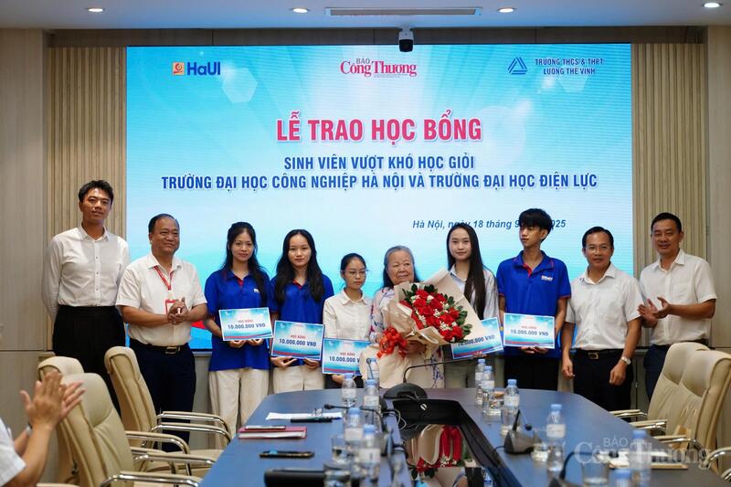Sinh viên Trường Đại học Công nghiệp Hà Nội và Trường Đại học Điện lực nhận học bổng từ chương trình do Báo Công Thương và Trường Lương Thế Vinh phối hợp thực hiện.