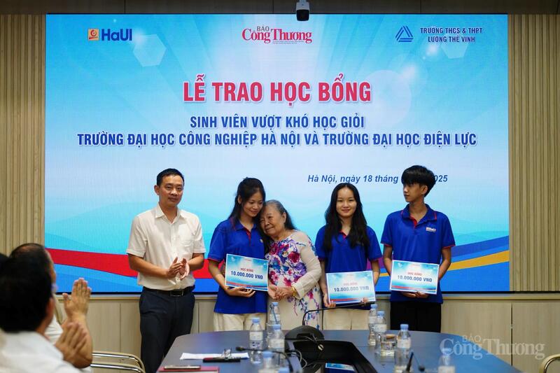 Bà Đào Kim Oanh, Chủ tịch Hội đồng Quản trị Trường THCS&THPT Lương Thế Vinh trao học bổng cho sinh viên sáng 18/9.