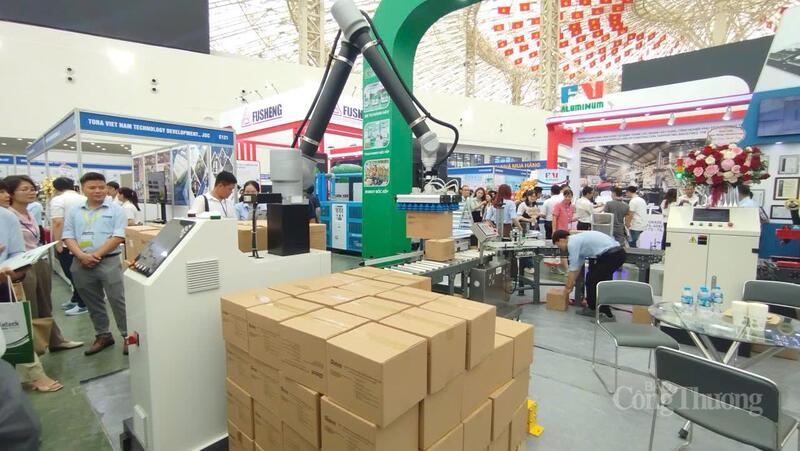 Robot trình diễn vận chuyển hàng hóa trong nhà xưởng tại triển lãm.