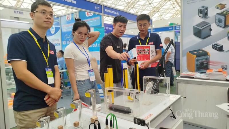 Các thiết bị tự động hóa gây chú ý với nhiều du khách đến thăm quan.