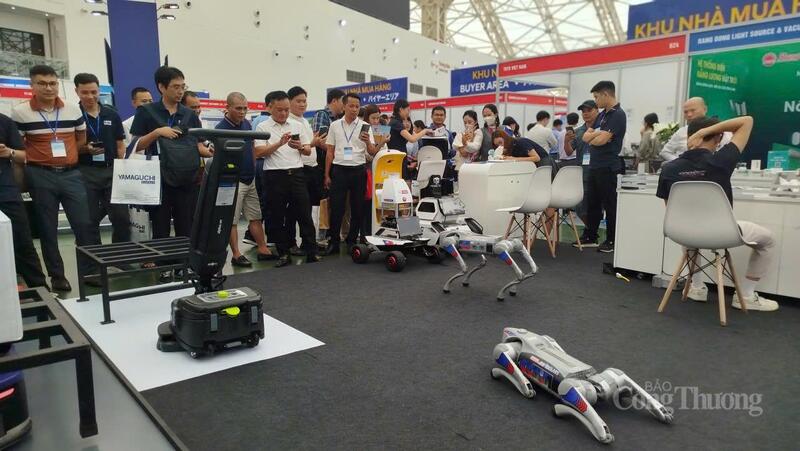 Gian hàng trưng bày, biểu diễn robot được khách đến hội chợ khá thích thú.