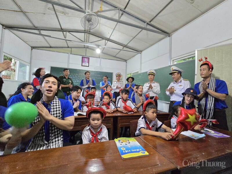 Các em học sinh giao lưu văn nghệ với các thành viên trong đoàn công tác.