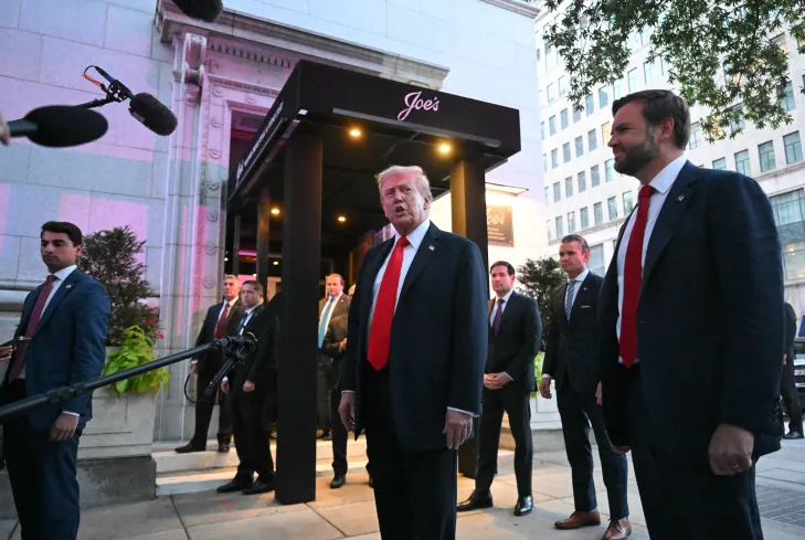 Tổng thống Donald Trump phát biểu với các phóng viên bên ngoài nhà hàng Joe’s. Ảnh: Getty Images