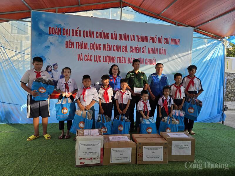 Đoàn đại biểu TP. Hồ Chí Minh trao quà cho các em học sinh ở Lớp học tình thương.
