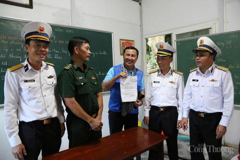 Chuẩn đô đốc Đỗ Văn Yên - Phó Chính ủy Quân chủng Hải quân (đầu tiên bên phải) cùng đoàn công tác Bộ Tư lệnh Quân chủng Hải quân và TP. Hồ Chí Minh đến thăm lớp học tình thương và thầy giáo Thiếu tá Trần Bình Phục.