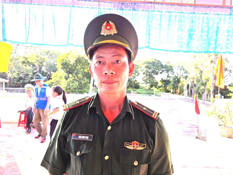 Thiếu tá Trần Bình Phục - Đồn Biên phòng Hòn Chuối đã hơn 10 năm gắn bó với lớp học tình thương.