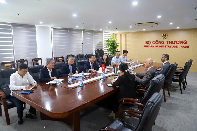 Toàn cảnh buổi làm việc giữa Thứ trưởng Nguyễn Hoàng Long và Đại sứ Các Tiểu vương quốc Ả-rập Thống nhất (UAE) tại Việt Nam.