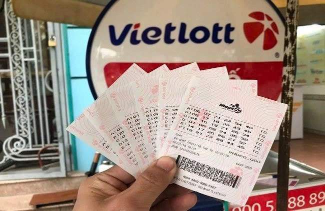 Người chơi Vietlott kiểm tra vé số với hy vọng đổi đời nhờ may mắn.